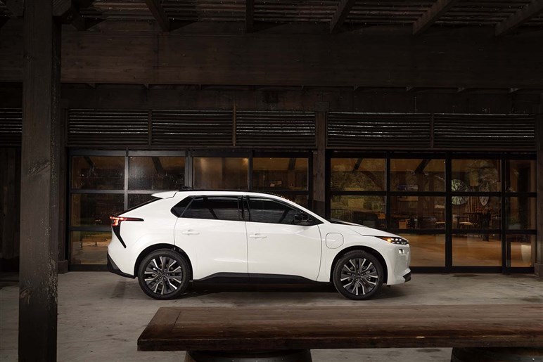 スバルの新型EV「アンチャーテッド」7月17日発表。ティザー初公開、トヨタ「C-HR＋」姉妹車の可能性大