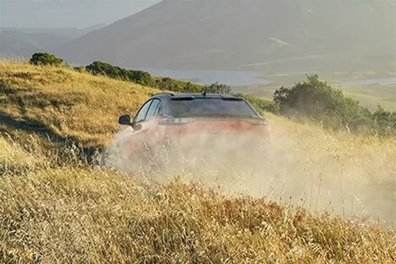 スバルの新型EV「アンチャーテッド」7月17日発表。ティザー初公開、トヨタ「C-HR＋」姉妹車の可能性大