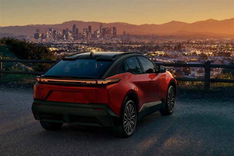 スバルの新型EV「アンチャーテッド」7月17日発表。ティザー初公開、トヨタ「C-HR＋」姉妹車の可能性大