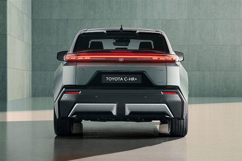 スバルの新型EV「アンチャーテッド」7月17日発表。ティザー初公開、トヨタ「C-HR＋」姉妹車の可能性大