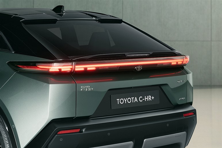 スバルの新型EV「アンチャーテッド」7月17日発表。ティザー初公開、トヨタ「C-HR＋」姉妹車の可能性大
