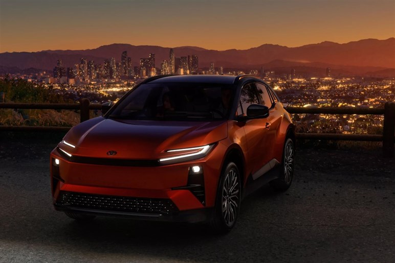 スバルの新型EV「アンチャーテッド」7月17日発表。ティザー初公開、トヨタ「C-HR＋」姉妹車の可能性大