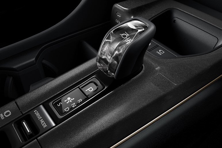 【お求めやすい価格？】クラウン スポーツに520万円の「スポーツ G」と70周年記念車「スポーツ Z THE 70th」追加