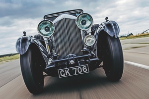 時代の最高速モデル　1930年代　ベントレー8リッター　サルーンボディで172.7km/h