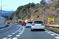 高速道路の追越車線を走り続けると違反に！ 目安はどれくらい？ ルールや反則金について解説。