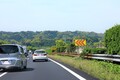 高速道路の追越車線を走り続けると違反に！ 目安はどれくらい？ ルールや反則金について解説。