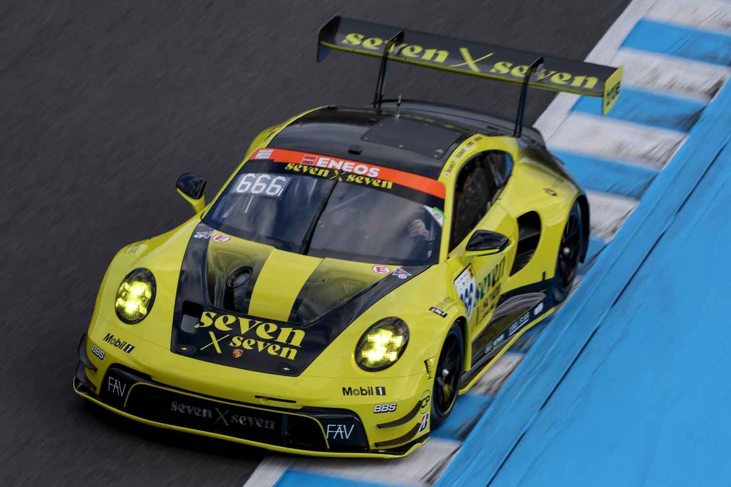 オンラインショップ ポルシェ雑誌☆レース活動に焦点を当てた