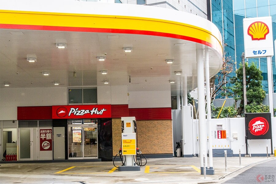 給油中に焼きたてピザが食べられる？　日本初ガソリンスタンドとピザ屋のコラボ店舗オープン