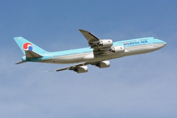「生まれ変わりし貴重ジャンボ」全貌現る！ デザイン刷新の「大韓航空”最後の747派生型”」今までと姿全然違う！
