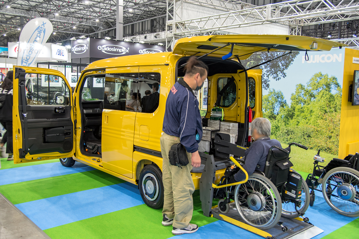 車いすの人が単独で運転も宿泊もok 車中泊 仕様の福祉車両 N Van Auto Messe Web 自動車情報サイト 新車 中古車 Carview