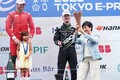 小池百合子都知事がフォーミュラE東京大会に2度目の来場。表彰台でニッサンの母国初優勝を祝福