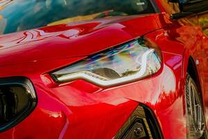 新型「スポーツ“コンパクト”」公開！ 370馬力超え“エンジン”搭載＆FR設定アリでめちゃ楽しそう！ カクカクデザインもカッコイイ「2シリーズ」独で発表