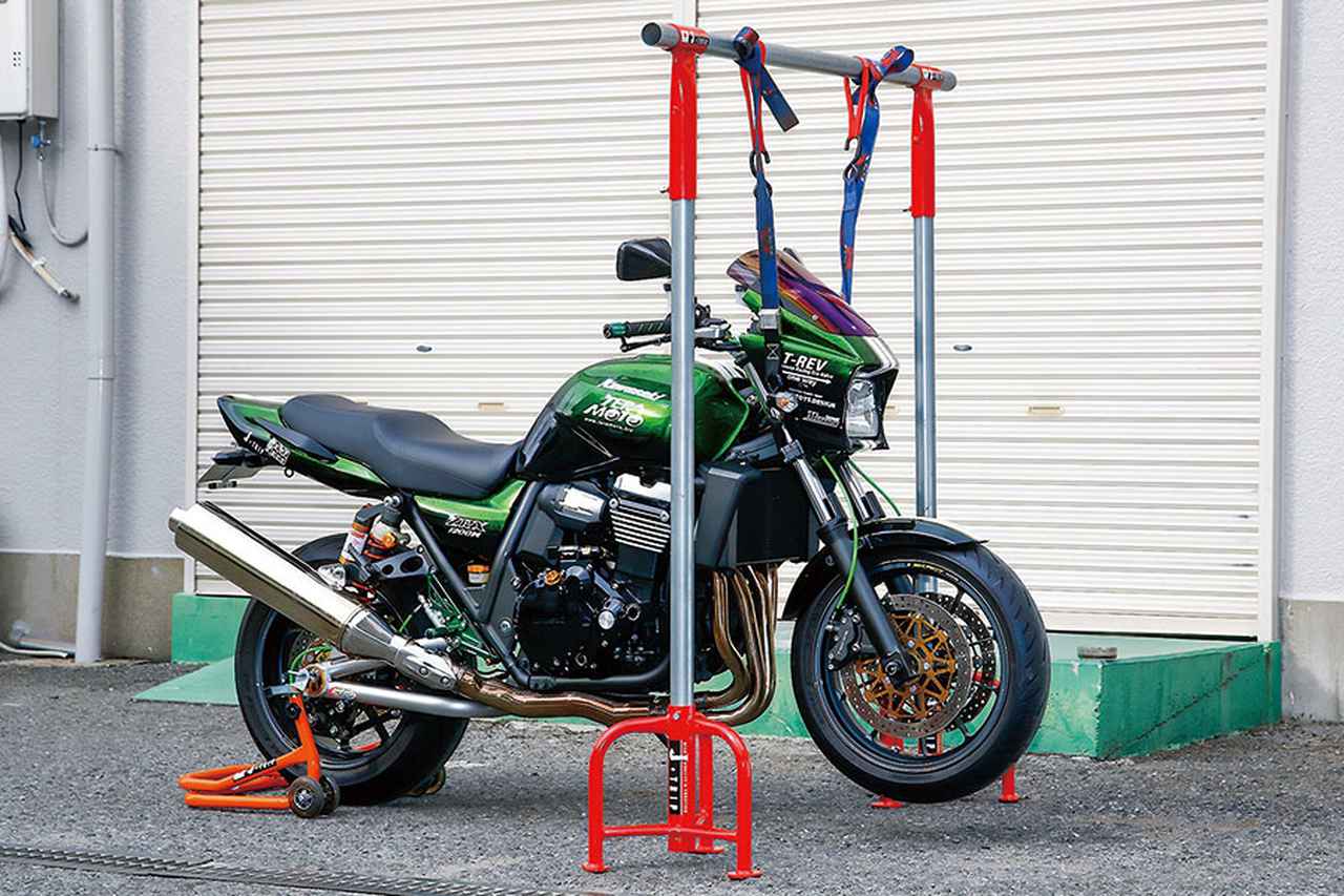 吊り下げ式のフレームスタンドでバイクいじりの幅は大きく広がる J Trip 赤フレームスタンド 吊り下げタイプ を紹介 Webオートバイ 自動車情報サイト 新車 中古車 Carview