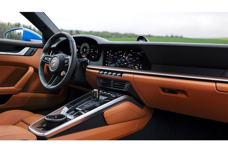 異色のハイブリッドと内外装変更。マイチェンと呼ぶには見どころ多めな新型「ポルシェ911」まとめ