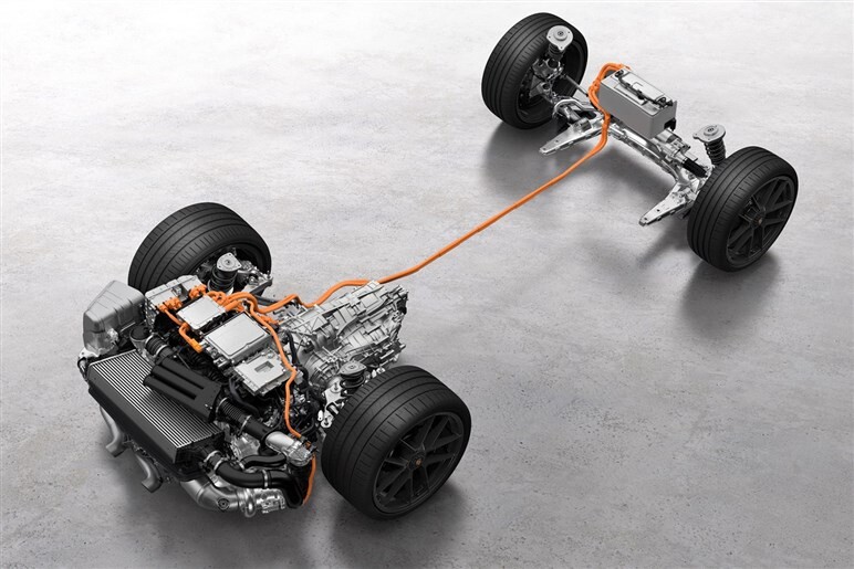 異色のハイブリッドと内外装変更。マイチェンと呼ぶには見どころ多めな新型「ポルシェ911」まとめ