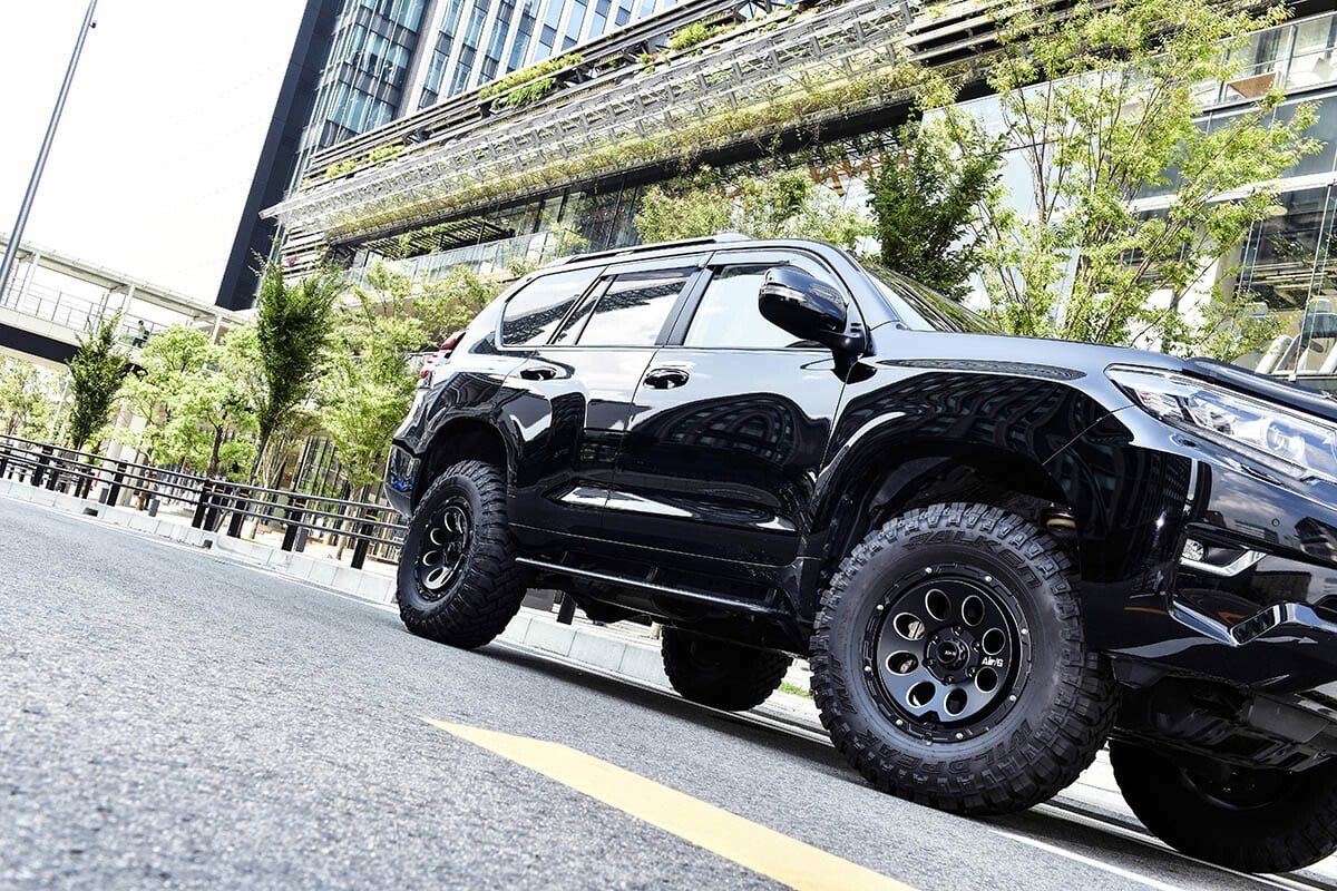 ワイルドな足が渋すぎな150系プラド！　ヨンクカスタムの名門から新ブランドが登場｜4×4エンジニアリング