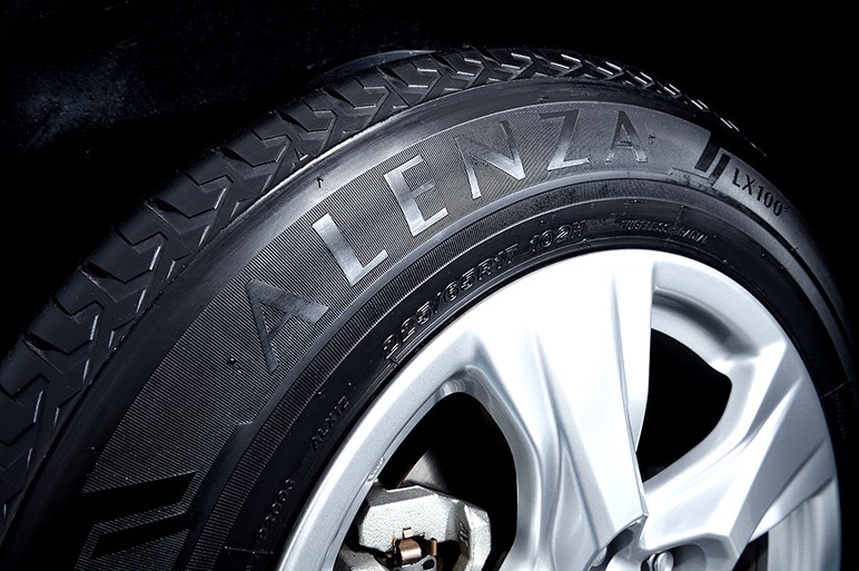 どっちを選ぶ？　SUV専用設計タイヤの本命、ブリヂストン「アレンザ LX100」と「アレンザ001」を乗り比べた