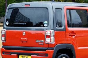 「ジムニーとは違う!?」 151万円からのスズキ「軽ワゴンSUV」何がスゴい？ 丸目顔「ハスラー」特徴は？ ギア感ある内装がめちゃ素敵！