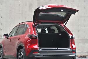 マツダ新型「CX-5」の荷室をチェック！ 日本仕様の登場が待ち遠しい“人気ミッドサイズSUV”のラゲッジスペースとは？ “趣味のアシ”として使えるか？