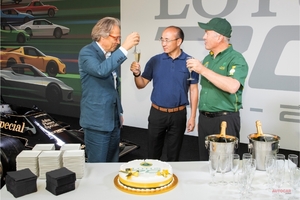 ロータス70周年バースデーケーキ　マーチ卿、クライブ、新CEOが祝う