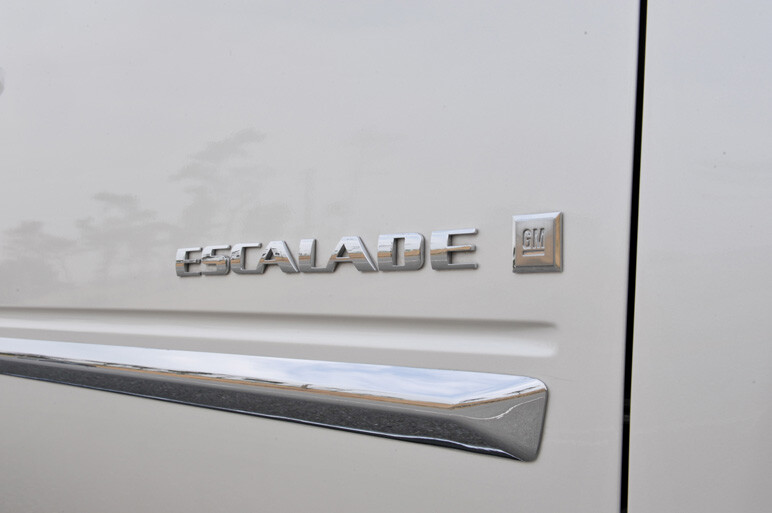 ベッカムも乗っていた！エスカレードを写真で