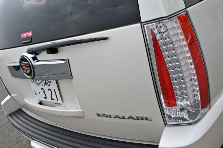 ベッカムも乗っていた！エスカレードを写真で