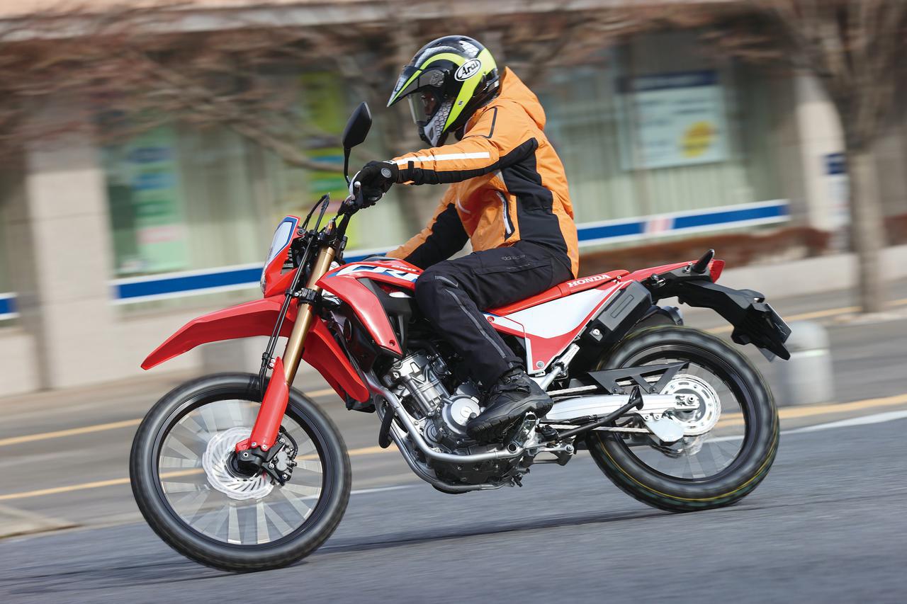 ホンダ Crf250l 試乗インプレ 新型21年モデルの街乗り 高速道路 オフロード性能と足つき性を解説 Webオートバイ 自動車情報サイト 新車 中古車 Carview