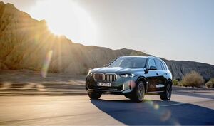 BMWジャパン、SUV「X5/X6」を一部改良　BMW初の矢印型デイライト搭載のヘッドライトを採用　7月納車開始