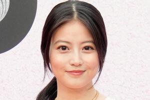 あんぱん女優「今田美桜」と“5000万円超え”「超高級車」との“2ショット”がスゴイ！ 大胆「ヒョウ柄」ドレスとともに“出社”の「最上級セダン」どんなクルマ？