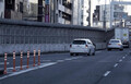 「割り込んでんじゃねー！　入れさせねーよ」ってただの車線変更や合流でしょ？　車間を詰めて「ブロック」するクルマは違反の可能性あり！