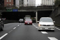 「割り込んでんじゃねー！　入れさせねーよ」ってただの車線変更や合流でしょ？　車間を詰めて「ブロック」するクルマは違反の可能性あり！