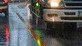 なぜ水たまりができにくい道路が増えたのか？ 雨水を通す舗装のひみつ。【川辺謙一の「道路の科学」Vol.9】