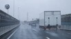 なぜ水たまりができにくい道路が増えたのか？ 雨水を通す舗装のひみつ。【川辺謙一の「道路の科学」Vol.9】