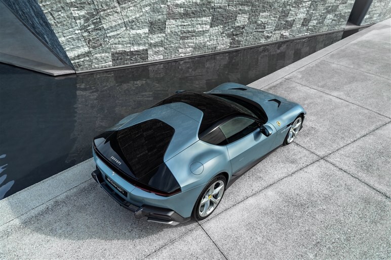 12チリンドリ日本初公開。伝統オマージュのレトロデザインにハイテク融合でV12 NAモデルの集大成に