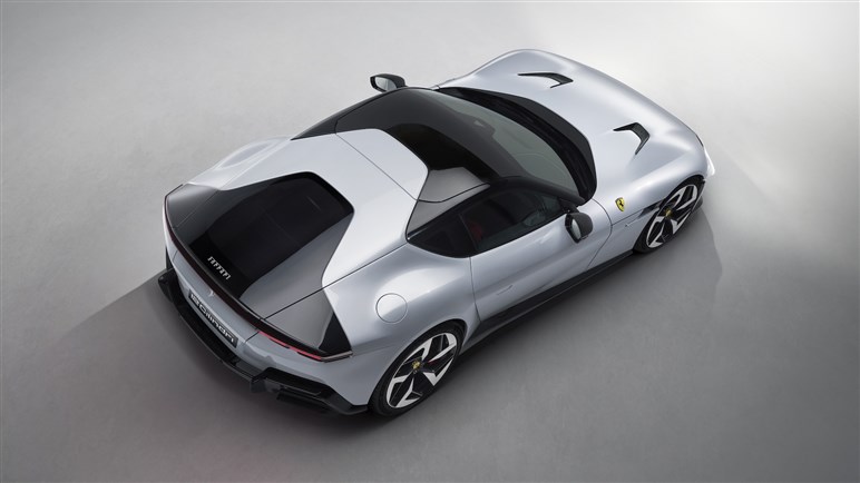 12チリンドリ日本初公開。伝統オマージュのレトロデザインにハイテク融合でV12 NAモデルの集大成に