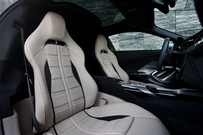 12チリンドリ日本初公開。伝統オマージュのレトロデザインにハイテク融合でV12 NAモデルの集大成に