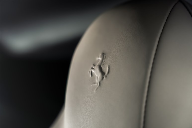 12チリンドリ日本初公開。伝統オマージュのレトロデザインにハイテク融合でV12 NAモデルの集大成に