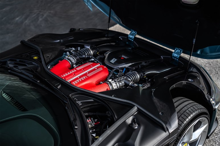 12チリンドリ日本初公開。伝統オマージュのレトロデザインにハイテク融合でV12 NAモデルの集大成に