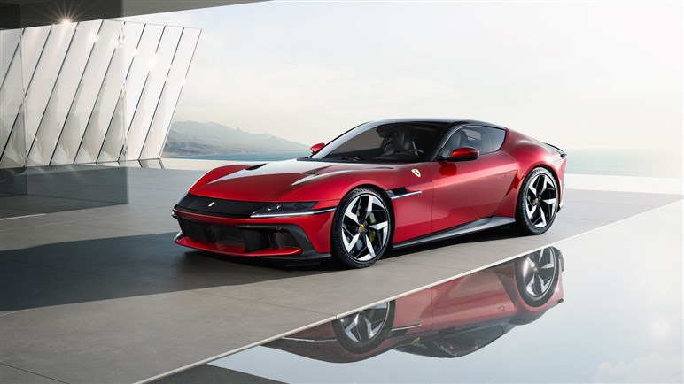 12チリンドリ日本初公開。伝統オマージュのレトロデザインにハイテク融合でV12 NAモデルの集大成に