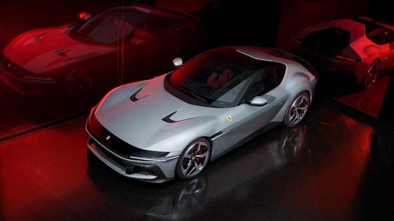 12チリンドリ日本初公開。伝統オマージュのレトロデザインにハイテク融合でV12 NAモデルの集大成に