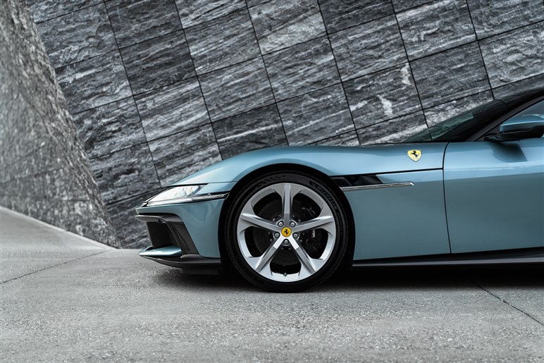 12チリンドリ日本初公開。伝統オマージュのレトロデザインにハイテク融合でV12 NAモデルの集大成に