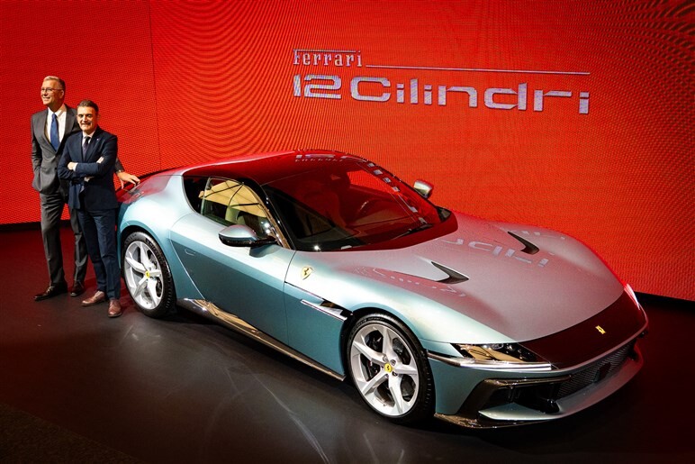 12チリンドリ日本初公開。伝統オマージュのレトロデザインにハイテク融合でV12 NAモデルの集大成に