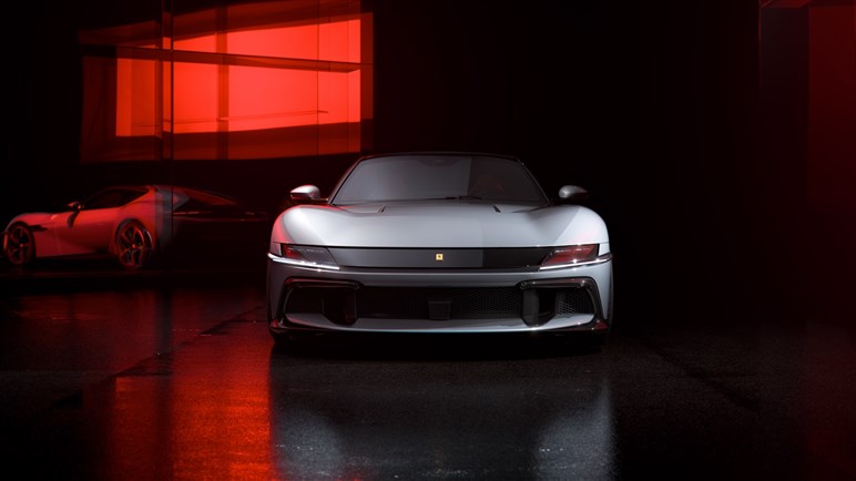 12チリンドリ日本初公開。伝統オマージュのレトロデザインにハイテク融合でV12 NAモデルの集大成に