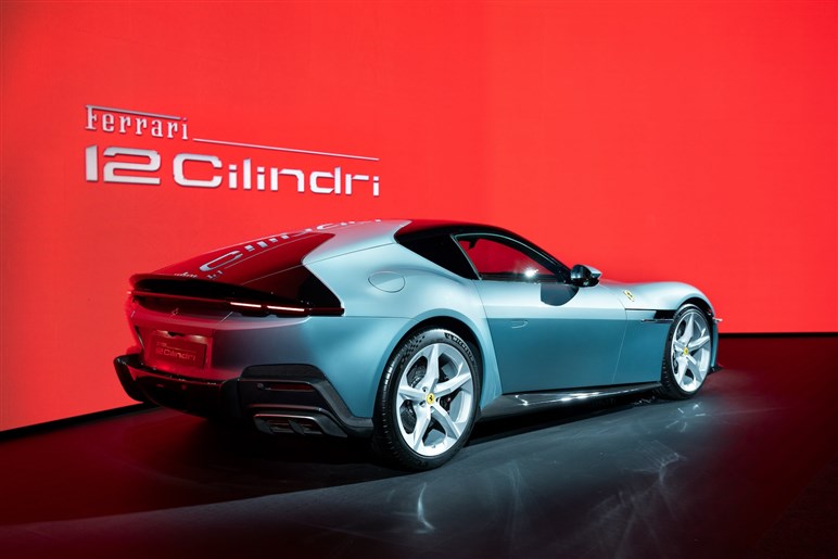12チリンドリ日本初公開。伝統オマージュのレトロデザインにハイテク融合でV12 NAモデルの集大成に