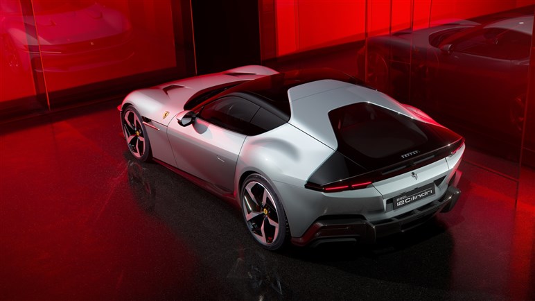 12チリンドリ日本初公開。伝統オマージュのレトロデザインにハイテク融合でV12 NAモデルの集大成に