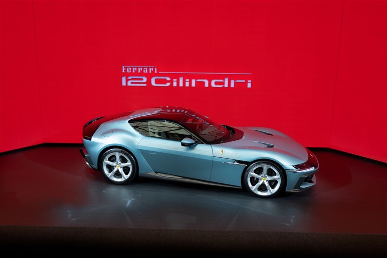 12チリンドリ日本初公開。伝統オマージュのレトロデザインにハイテク融合でV12 NAモデルの集大成に
