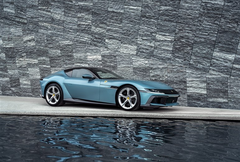 12チリンドリ日本初公開。伝統オマージュのレトロデザインにハイテク融合でV12 NAモデルの集大成に
