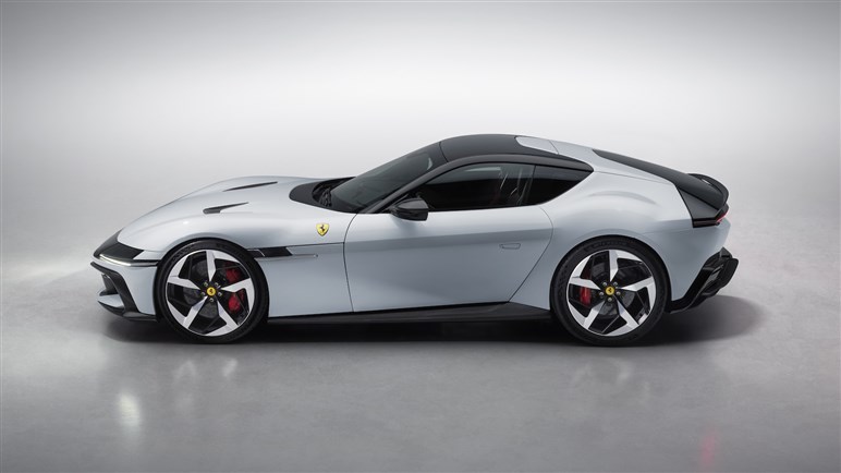 12チリンドリ日本初公開。伝統オマージュのレトロデザインにハイテク融合でV12 NAモデルの集大成に