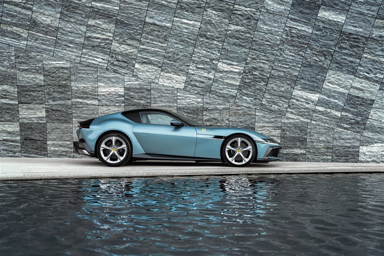 12チリンドリ日本初公開。伝統オマージュのレトロデザインにハイテク融合でV12 NAモデルの集大成に