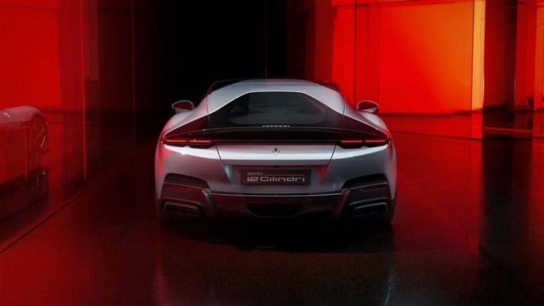 12チリンドリ日本初公開。伝統オマージュのレトロデザインにハイテク融合でV12 NAモデルの集大成に